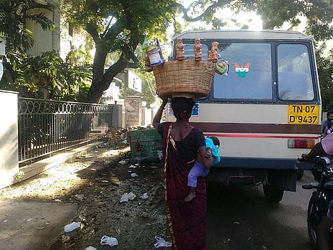 நீயும் பொம்மை நானும் பொம்மை.. தாயின் மடியில் பிள்ளையும் பொம்மை | பேசும் படங்கள்