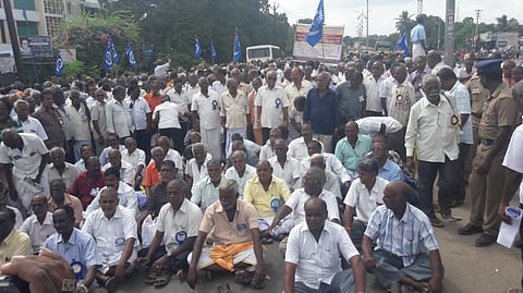 ஓய்வு பெற்ற போக்குவரத்து தொழிலாளர்கள் விழுப்புரத்தில் சாலை மறியல்