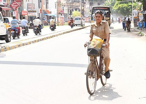 முகம் நூறு: சைக்கிளில் சுற்றும் ஆச்சரியக் காவலர்