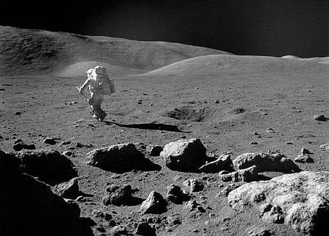 நிலவில் ஒரு குகை!