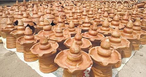 அகல் விளக்கின் தத்துவம் இதுதான்..!