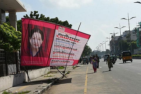 ஒரு பலி போதாதா?- அண்ணா சாலையில் போக்குவரத்துக்கு இடையூறாக பேனர்