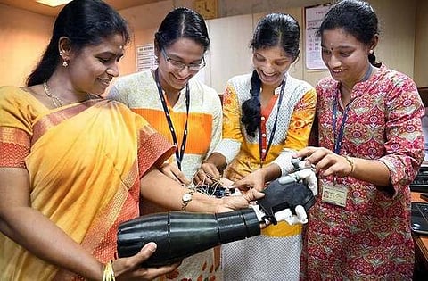 குறைந்த விலையில் எடை குறைவான செயற்கைக் கையை உருவாக்கி சாதனை படைத்துள்ள சென்னை மாணவிகள்