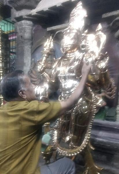 நல்லா வெச்சிருக்கிற சாமிக்கு நம்மால முடிஞ்சத செய்வோம்