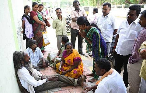 ஆர்.கே.நகரில் மகாபிரபுதான் ஜெயிப்பார்: மதுரை கலெக்ட்ரேட் சித்தரின் அருள்வாக்கு