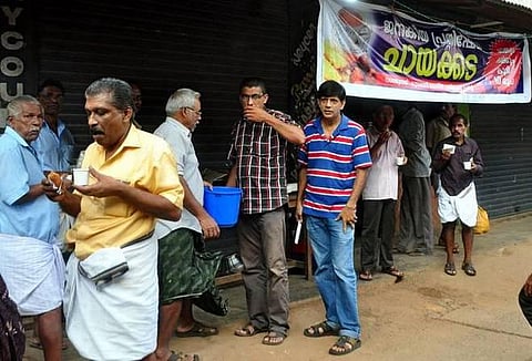 தேனீர் விலை திடீர் உயர்வு: வித்தியாசமாக எதிர்ப்பைத் தெரிவித்த கேரள விவசாயிகள்