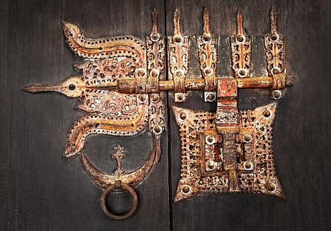 கலையும் கதவும்