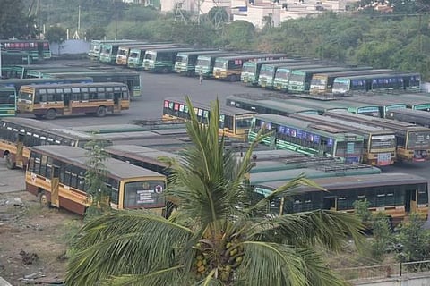 வெளியாட்களை பயன்படுத்தி சட்டவிரோதமாக வாகனத்தை இயக்குவதா?- போக்குவரத்து தொழிற்சங்கங்கள் அரசுக்கு கண்டனம்