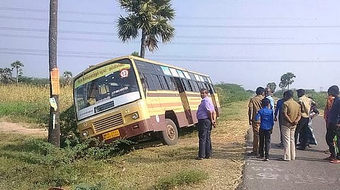 முதுகுளத்தூர் அருகே தற்காலிக ஓட்டுநர் தேர்வுக்காக நடைபெற்ற சோதனை ஓட்டத்தின்போது பள்ளத்தில் இறங்கிய அரசு பேருந்து