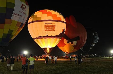 வானுக்கு வண்ணம் தந்த பலூன்!