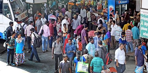 உடனடியாக பணிக்குத் திரும்ப உயர் நீதிமன்றம் உத்தரவு: பஸ் ஊழியர் வேலைநிறுத்தம் வாபஸ்- ஊதிய உயர்வு குறித்த பேச்சுவார்த்தைக்கு சமரச தீர்வாளராக ஓய்வுபெற்ற நீதிபதி இ.பத்மநாபன் நியமனம்