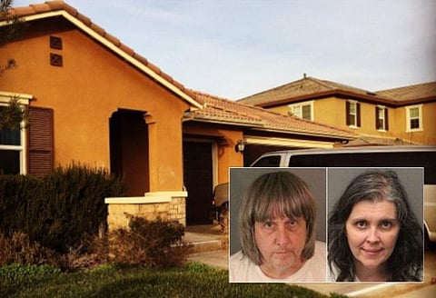 அமெரிக்காவில் 13 குழந்தைகளை வீட்டில் சங்கிலியால் அடைத்து வைத்த பெற்றோர் கைது