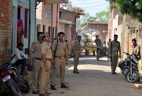 உ.பி.யில் போலீஸ்காரர்கள் உதவ மறுத்ததால் 2 இளைஞர்கள் பரிதாப பலி: வைரலான வீடியோ