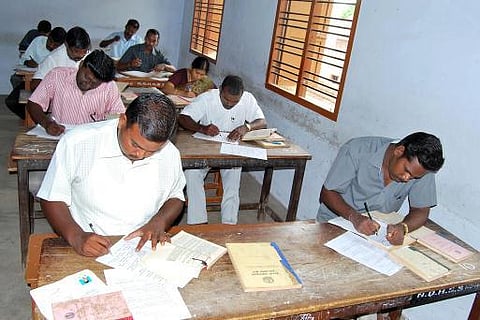 இளநிலை உதவியாளர், விஏஓ பணிக்கு விண்ணப்பித்தவர்களில் 992 பேர் பிஎச்.டி பட்டம் பெற்றவர்கள்: 10-ம் வகுப்பு படித்தவர்களைவிட பட்டதாரிகளே அதிகம் என தகவல்