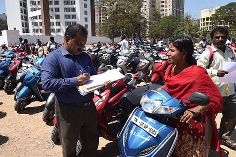 பேசும் படம்:  மானிய விலை ஸ்கூட்டர்கள் சரிபார்ப்புப் பணி