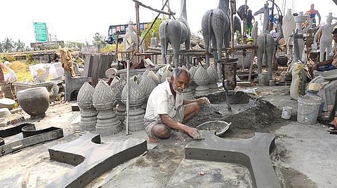 ராட்சத டைனோசர்.. பிரம்மாண்ட யானை: கலக்கல் சிற்பமாகும் கம்பியும்.. சிமென்ட்டும்..