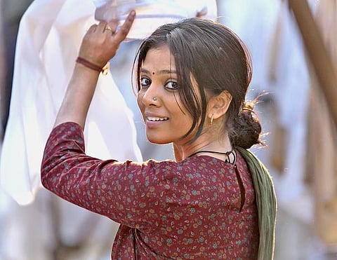 திரைப் பார்வை: மேகங்களுக்கு அப்பால் மனிதம்! - பியாண்ட் தி க்ளவுட்ஸ் (இந்தி)