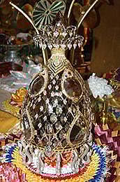 இலங்கையில் நடைபெறும் வெசாக் திருவிழாவுக்கு முதல்முறையாக இந்தியாவிலிருந்து சென்ற பவுத்த சின்னம்