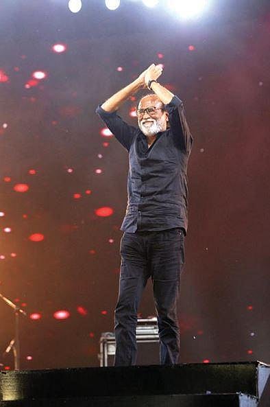 காலம் கனிய காத்திருக்கிறாரா? காலாவை ஓட்ட காய் நகர்த்துகிறாரா?: ரஜினியைச் சுழற்றும் சர்ச்சைகள்!