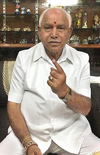 காங்கிரஸ், பாஜக, மஜத கட்சிகளுக்கு இடையே கடும் போட்டி; கர்நாடக சட்டப்பேரவைத் தேர்தலில் 70% வாக்குப்பதிவு: மே 15-ம் தேதி வாக்கு எண்ணிக்கை