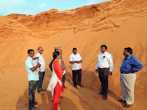 குவித்து வைக்கப்பட்ட தாது மணலில் கதிர்வீச்சை கக்கும் மோனசைட்: அதிகாரிகள் குழு அறிக்கையால் அச்சுறுத்தல்