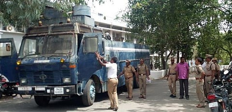 கலவரத்தை கட்டுப்படுத்த பயன்படுத்தப்படும் வஜ்ரா வாகனத்தில் மாவட்ட எஸ்பி திடீர் ஆய்வு: விவசாயிகள் போராட்டம் தீவிரமாகலாம் என கணிப்பு