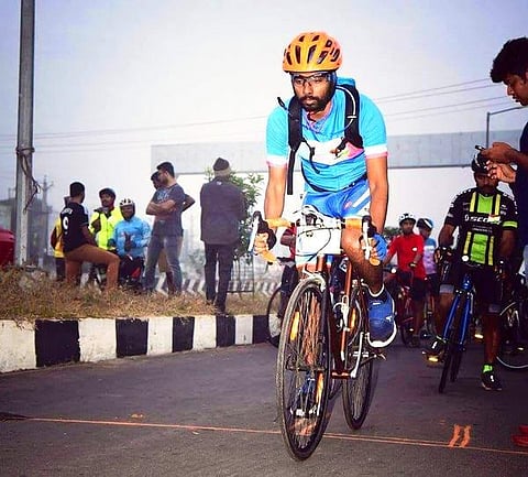 சைக்கிளில் கெத்து காட்டும் இளைஞர்!