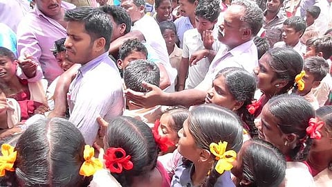 வெற்றி முகம்: கண்ணீரால் கவுரவிக்கப்பட்ட ஆசிரியர்!