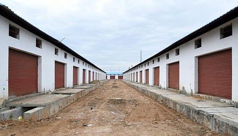 தென் தமிழகத்தில் மிகப் பெரிய பழச் சந்தை திறப்பு எப்போது? - கட்டிடம் கட்ட ரூ.11 கோடி கொடுத்துவிட்டு கடனில் மூழ்கும் மதுரை வியாபாரிகள்