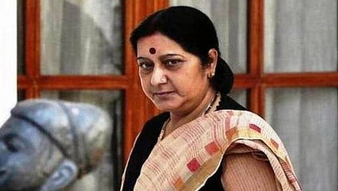 சுஷ்மாவை தரக்குறைவாக விமர்சித்த ட்விட்டராட்டி: உருக்கமாக பதிலடி கொடுத்த கணவர்