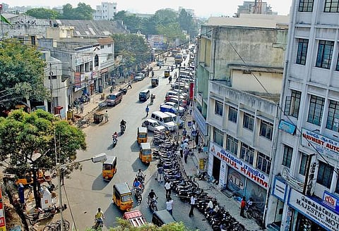 தெரு வாசகம்: கார்களை அலங்கரிக்கும் சாலை