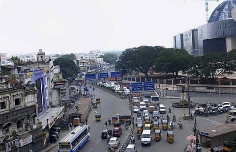 வாலாஜா சாலை - எல்லீஸ் சாலை சந்திப்பு நிறுத்தத்தில் பேருந்துகள் நிற்காததால் பயணிகள் கடும் சிரமம்