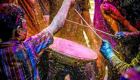 பேசும் படம்: வண்ணங்களின் சங்கமம்!