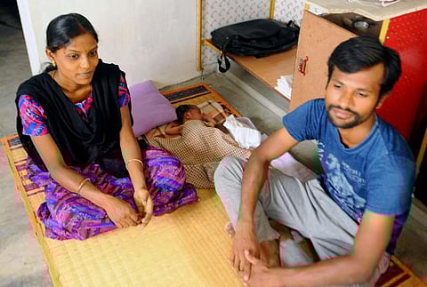 தேனியில் மனைவிக்கு வீட்டில் பிரசவம் பார்த்த கணவர்; தொப்புள் கொடியை அகற்ற மறுப்பு: மாமனார் கைது