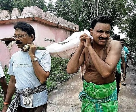 சாதிக்கொடுமை: ஏழைப் பெண்ணின் உடலைத் தனது தோளில் சுமந்து அடக்கம் செய்த எம்எல்ஏ: குவியும் பாராட்டு