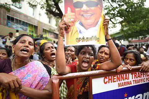 கருணாநிதி உடல்நிலை மிகவும் கவலைக்கிடம்: கதறி அழும் தொண்டர்கள்