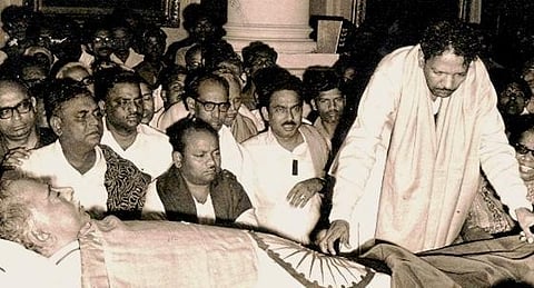 ‘இரவலாக உன் இதயத்தை தந்திடண்ணா’- பெற்றதை திருப்பித்தர அண்ணாசதுக்கம் நோக்கி தம்பியின் இறுதிப்பயணம்