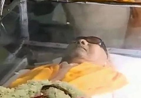 இறுதிப் பயணம்: ராஜாஜி அரங்கம் வந்தது கருணாநிதி உடல்