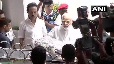 திமுக தலைவர் கருணாநிதியின் உடலுக்கு பிரதமர் மோடி நேரில் அஞ்சலி