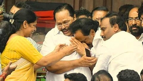 மெரினாவில் கருணாநிதி உடல் அடக்கம் செய்ய அனுமதி வழங்கி தீர்ப்பு: ஸ்டாலின், கனிமொழி கண்ணீர்