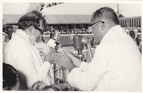 பேசும் படம்:  ஆர்எஸ்எஸ் மூத்த தலைவருடன் கருணாநிதி