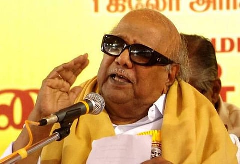 அரசு மற்றும் திமுக வழக்கறிஞர்கள் இடையே காரசார வாதம்: கருணாநிதி உடலை அண்ணா நினைவகம் அருகே அடக்கம் செய்வதே உரிய மரியாதை﻿ - தமிழக அரசுக்கு சென்னை உயர் நீதிமன்ற நீதிபதிகள் உத்தரவு