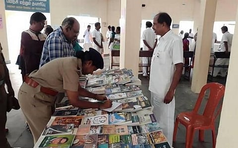 புழல் சிறைவளாகத்துக்குள் புத்தகக் காட்சி: சிறையில் உழைத்து சம்பாதித்த பணத்தில் புத்தகம் வாங்கிய கைதிகள்