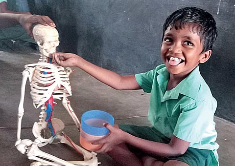 படம் நீங்க… வசனம் நாங்க… - எலும்புக்கூடு பயமில்ல