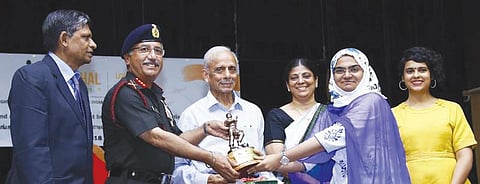 நிஜ வீரர்களுக்கு வீர வணக்கம்