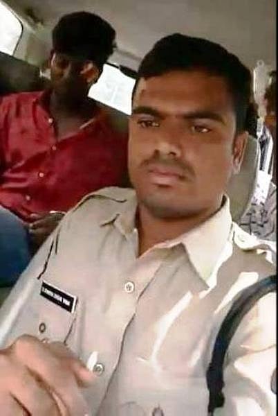 தேர்வு எழுத வந்த இளைஞர் விபத்தில் காயம்: 10 கி.மீ. தொலைவை 7 நிமிடங்களில் கடந்து தேர்வு மையத்தில் சேர்த்த போலீஸார்