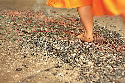 டிங்குவிடம் கேளுங்கள்: தீ மிதிக்கும்போது ஏன் கொப்புளங்கள் வருவதில்லை?