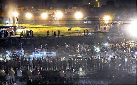 ரயில் மோதி 60 பேர் உயிரிழப்பு