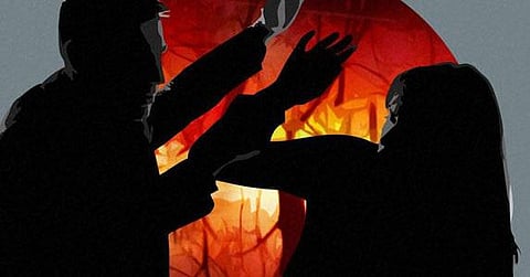 பெண்ணிடம் சைகை காட்டுவது பாலியல் குற்றமா? எவையெல்லாம் பாலியல் அத்துமீறல்கள்; என்ன தண்டனை?- விரிவான அலசல்