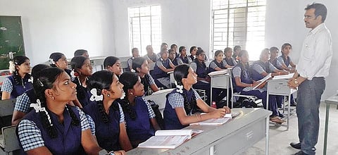 பொருளாதாரத்தில் ஆர்வம் காட்டும் பொள்ளாச்சி அரசு பள்ளி மாணவிகள்